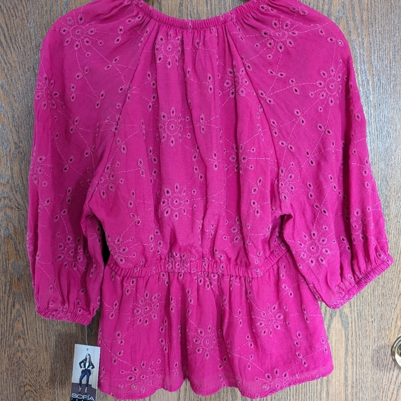 Sophia Vergara Fuschia Eyelet Lace top Size M  NWT - Picture 4 of 4